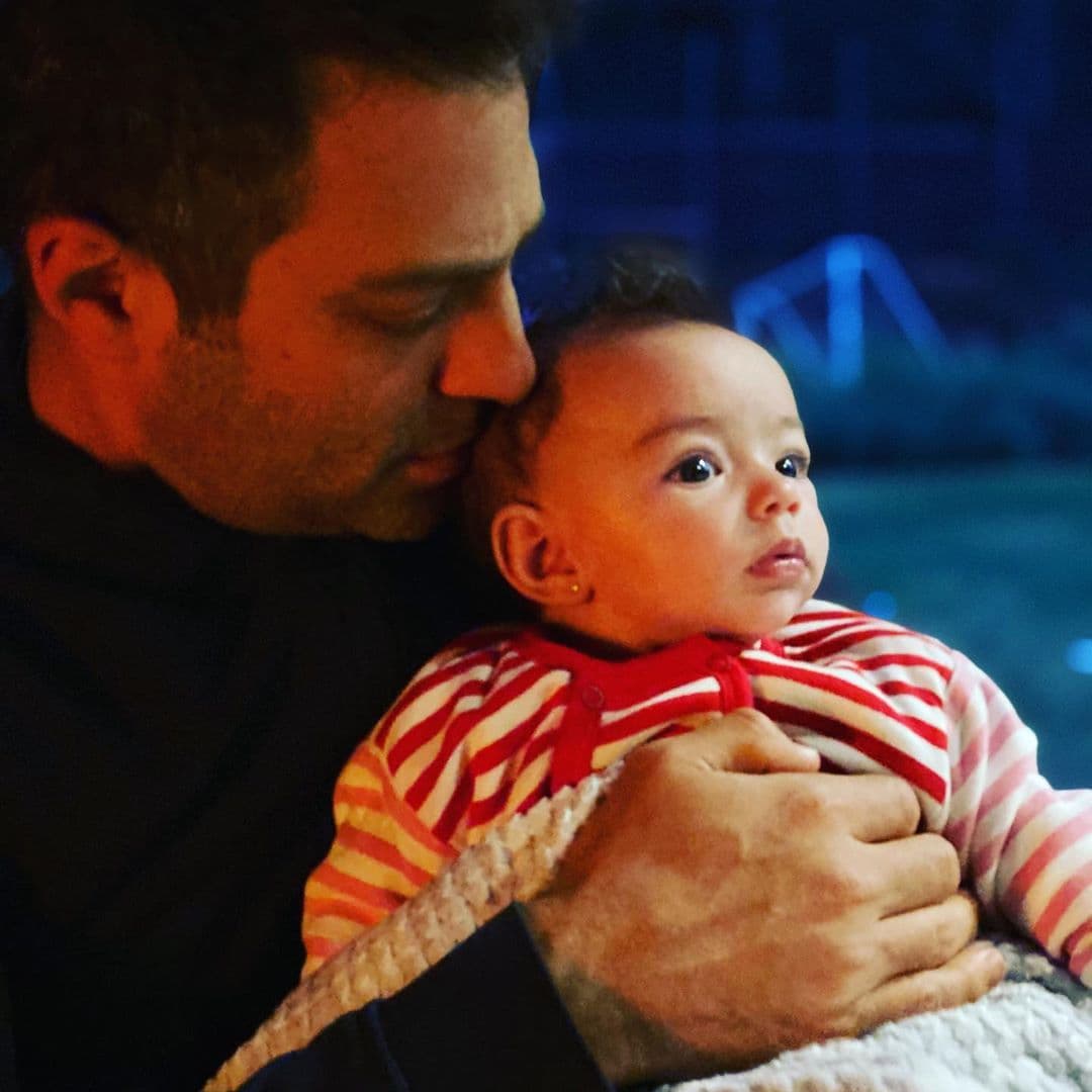 “Mila de mis amores… 5 meses”, escribió el cantante, registrando en su publicación más de 12 mil ‘me gusta’ y cientos de reacciones de seguidores y famosos, quienes de inmediato señalaron que Mila tenía todos los rasgos de su madre.