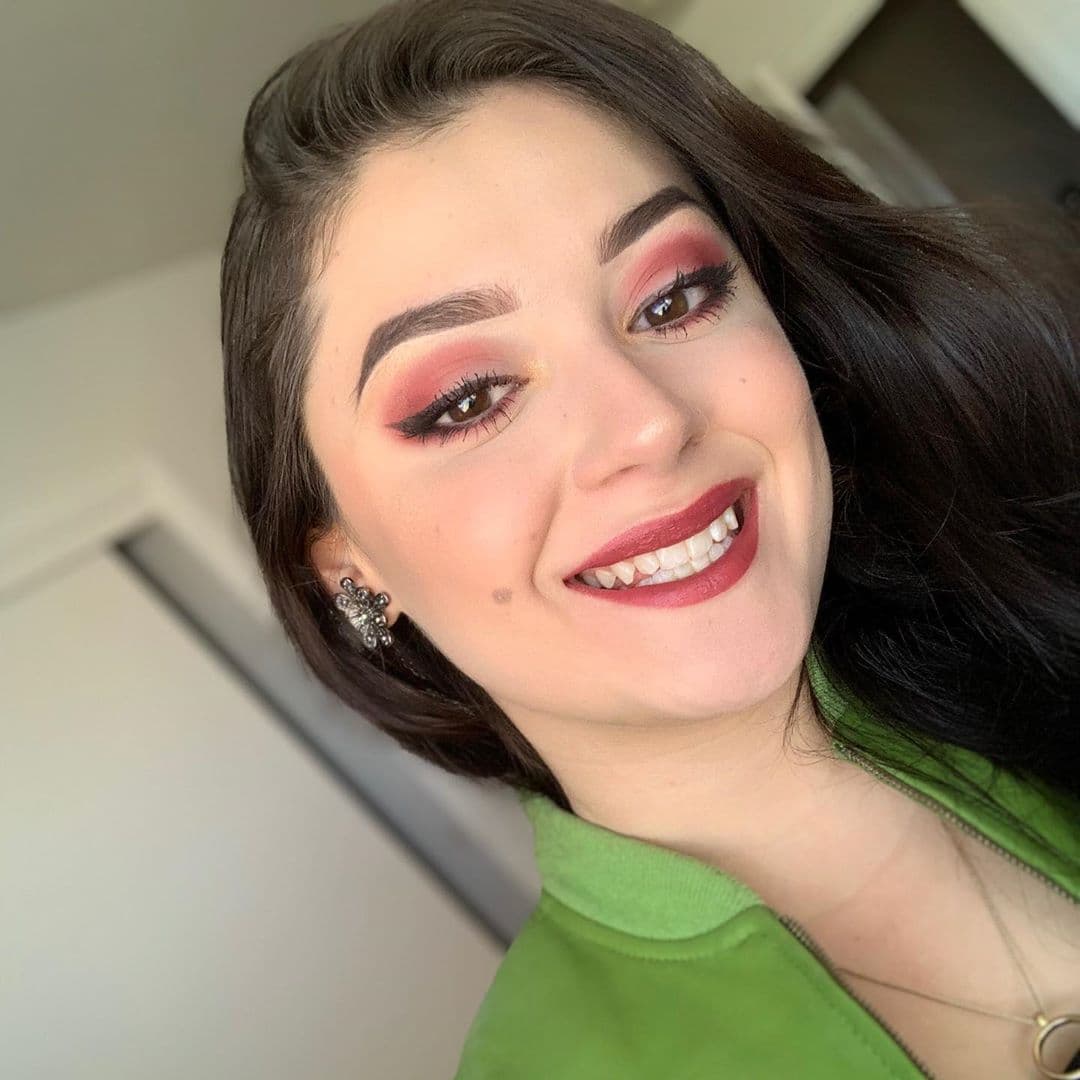 La joven, quien a diferencia de Allisson Lozz jamás mostró interés por incursionar en el espectáculo, afirma que al ver el gran campo de trabajo que había, invitó a su hermana a unirse y ahora celebra que haya servido de inspiración para la retirada actriz.