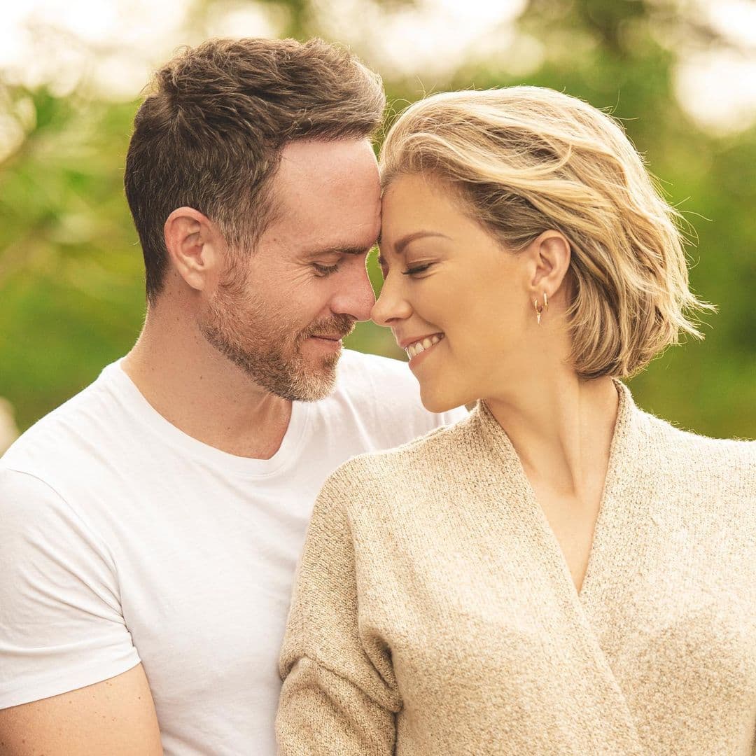 Erik Hayser prometido de la actriz, también se unió a las felicitaciones y optó por compartir una romántica fotografía, la que acompañó con el mensaje: “Feliz cumpleaños, vida de mi vida. Gracias por haber resignificado la palabra amor en mi vida. Gracias por existir y ser quien eres. Por ser la mejor mamá y la mejor compañera de vida. Que ese corazón enorme siga siendo el motor de tus días. Te amo con el alma”.