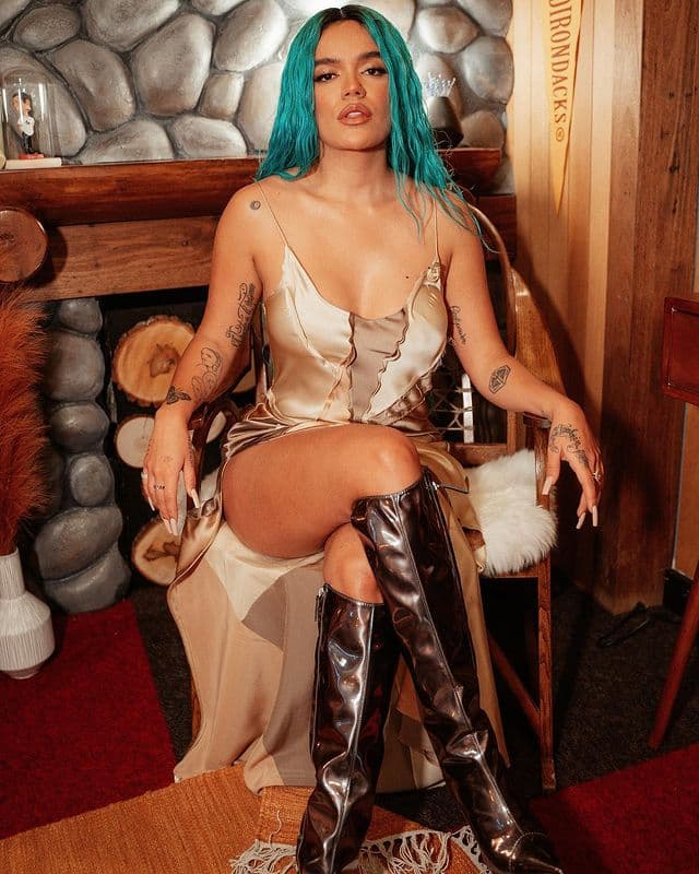 Karol G rompe en llanto tras sufrir aparatosa caída en pleno concierto.