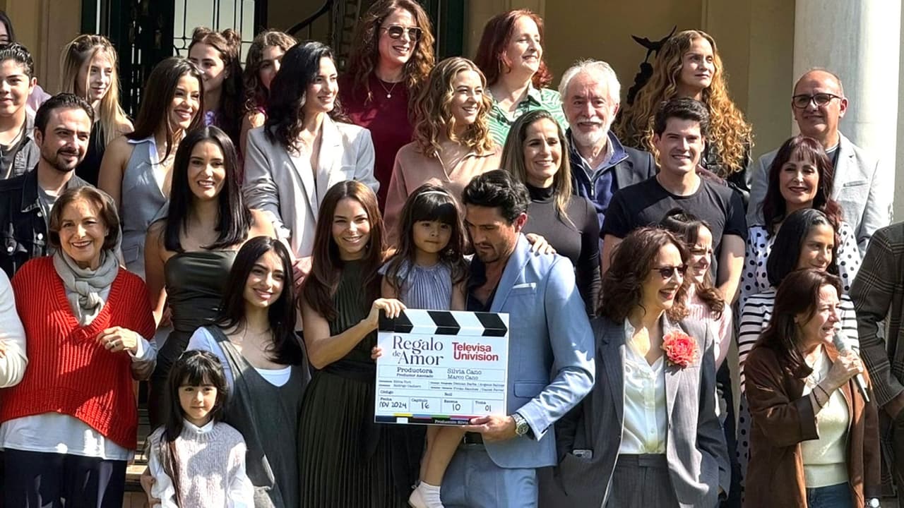 Diana Bracho junto al elenco de la telenovela 'Regalo de amor'