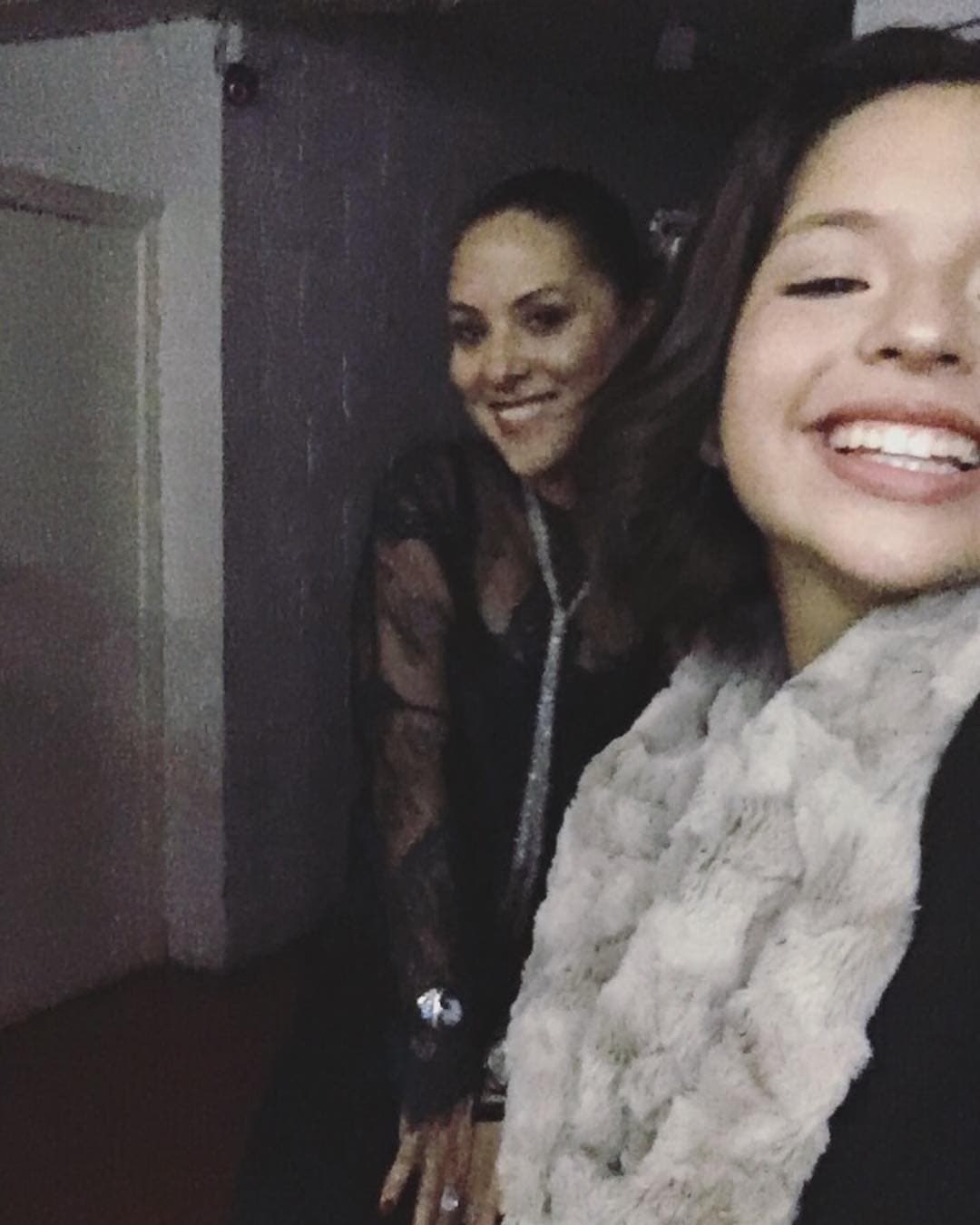 “La reina de la familia, qué bella es”, “Wow, es preciosa”, “Ya veo de quién heredaste tu belleza”, “Está guapísima, parecen hermanas”, “Parece tu hermana mayor”, “Qué guapa mujer”, “Está preciosa”, señalaron algunos usuarios, mientras que otros comenzaron a llamar suegra a la esposa de Pepe Aguilar.