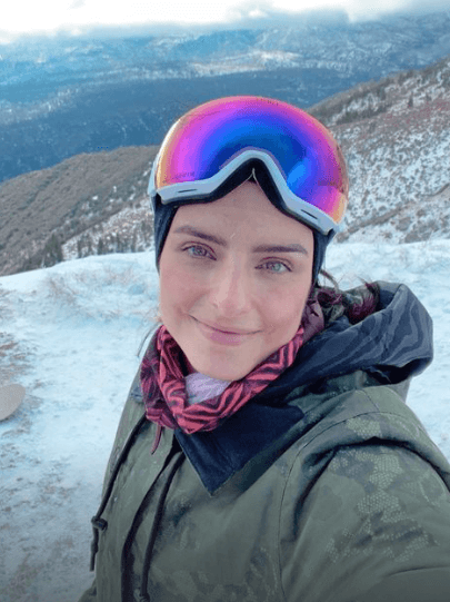 Aislinn Derbez aparece con misterioso hombre esquiando en la nieve: “Me sonsacó a la aventura”