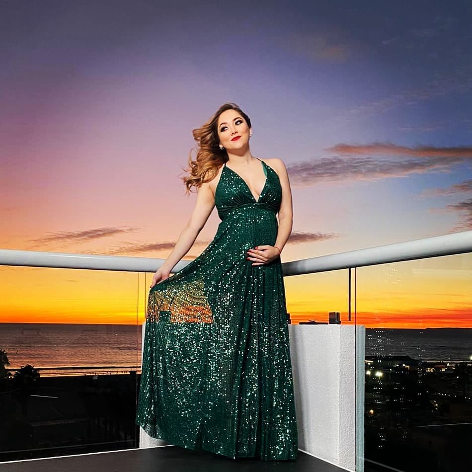 La actriz anunció su embarazo el 4 de diciembre a través de la revista ¡HOLA!, en la que destacó que había guardado la noticia con mucha discreción; aunque semanas después reveló algunos de los malestares que sufrió en las primeras semanas de gestación.