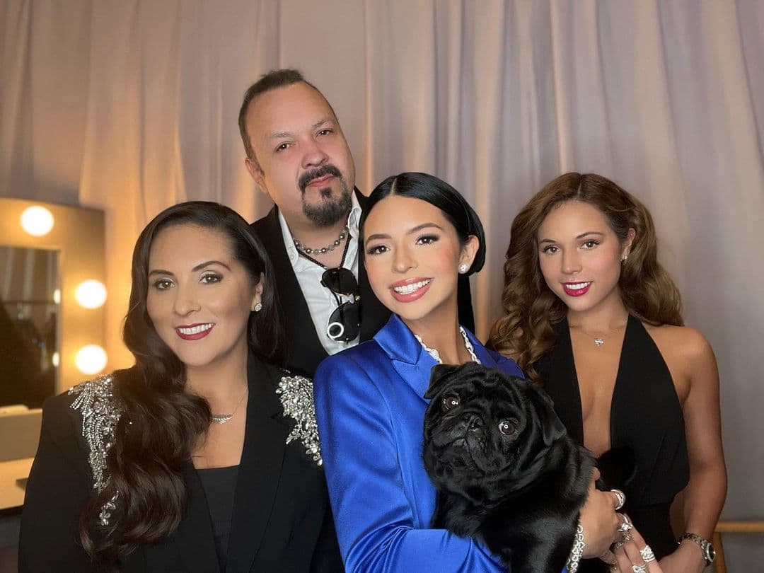 Pepe Aguilar junto a su esposa Aneliz Álvarez Alcalá y sus hijas Aneliz y Ángela Aguilar
