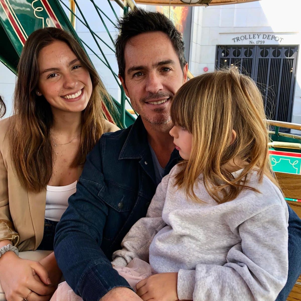 Mauricio Ochmann publica foto con sus hijas y lucen idénticas a él