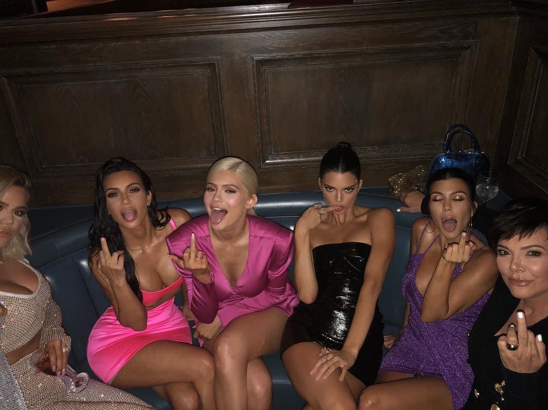 Kylie Jenner celebró por todo lo alto su cumple número 21 al lado de todas las Kardashians, familiares y amigos.