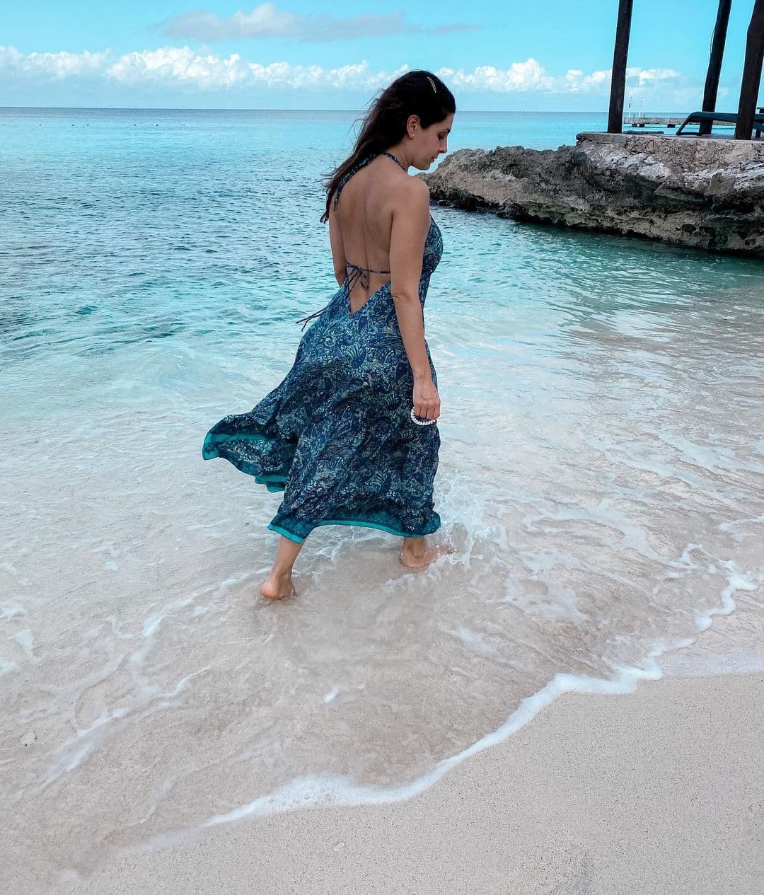 Mientras sus hijas robaban miradas en traje de baño, Mayrín Villanueva no se quedó atrás y les hizo la competencia, compartió varias fotografías en las que se dejó ver desde la playa. “Mi paz”, señaló la actriz en una de las imágenes, donde resaltó sus torneadas piernas.