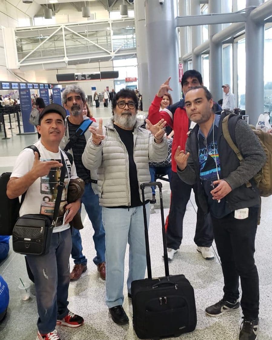 Sin embargo, su carrera como músico inició en la década de los 80, cuando recibió su primer acordeón.