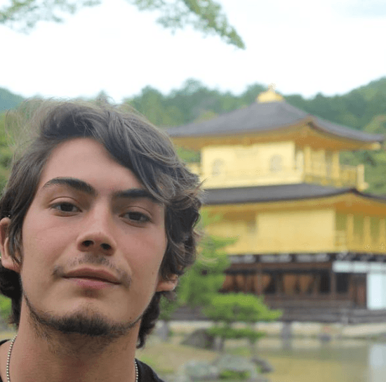 Alex tiene 26 años y es un joven chef que recientemente se mudó a Canadá para continuar con sus estudios culinarios.