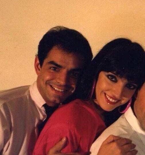 Ella siguió con su carrera como cantante y algunos años después conoció a Eugenio Derbez durante un concurso de belleza, en el que el actor era chambelán y ayudaba a entrar a las concursantes.