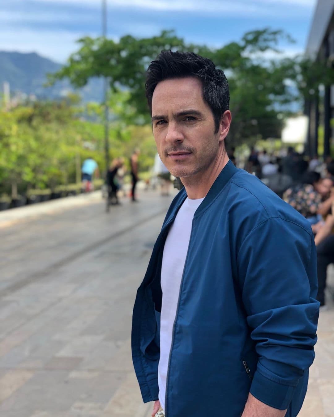 Conforme pasaban los años, su infancia se hacía cada vez más complicada, pues según relató el actor: “La huella de abandono, todo el tema de la adopción, la segunda adopción, de este buscar el pertenecer. De niño yo me acuerdo que no me sentía con la confianza o que encajaba en esa familia, siempre fue una búsqueda. La infancia no fue fácil”, comentó Don Francisco Te Invita.