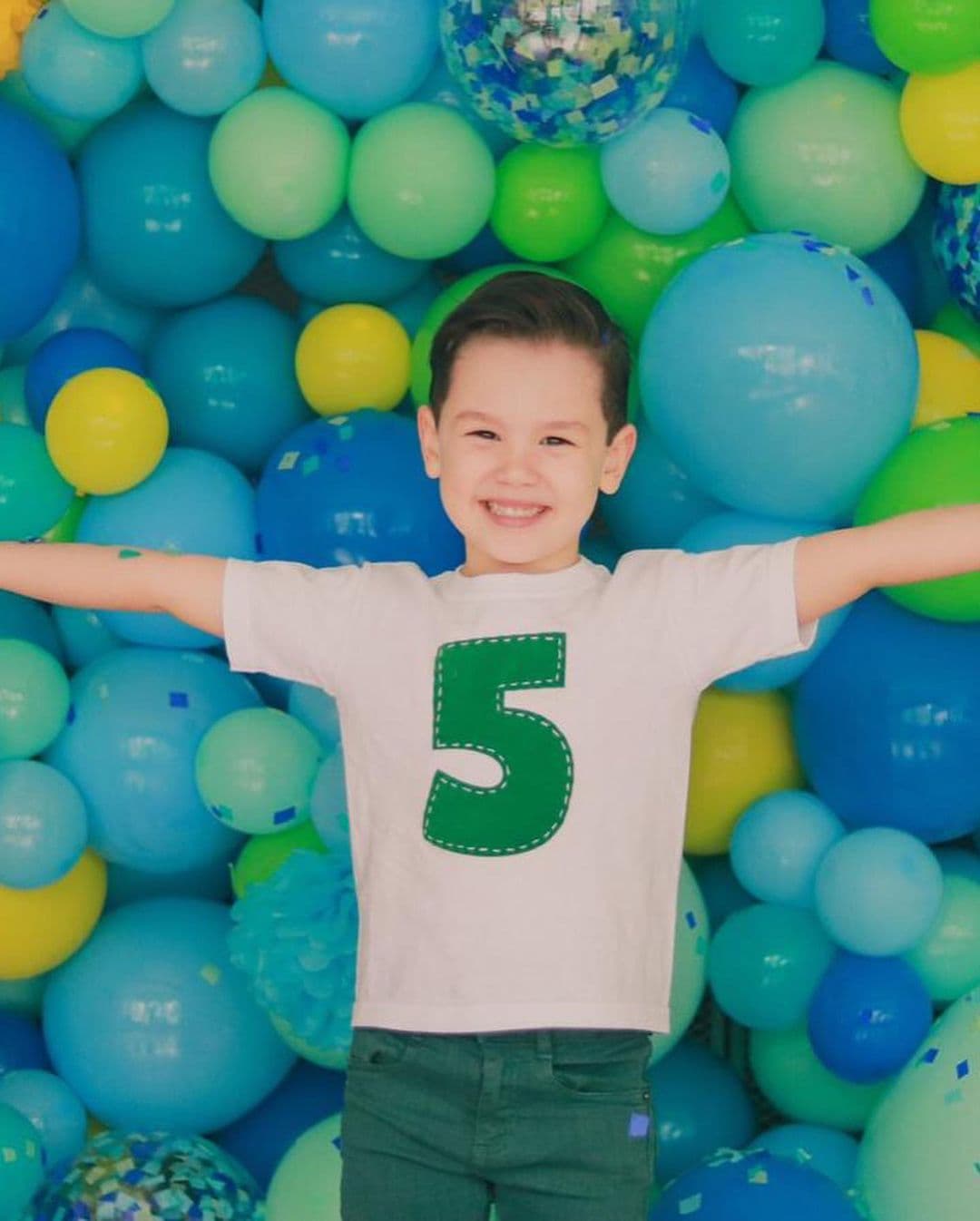 Además de mostrar la gran fiesta que organizó para su pequeño, la actriz le dedicó otro emotivo mensaje, en el que destacó lo feliz que es de poderlo tener como su hijo.