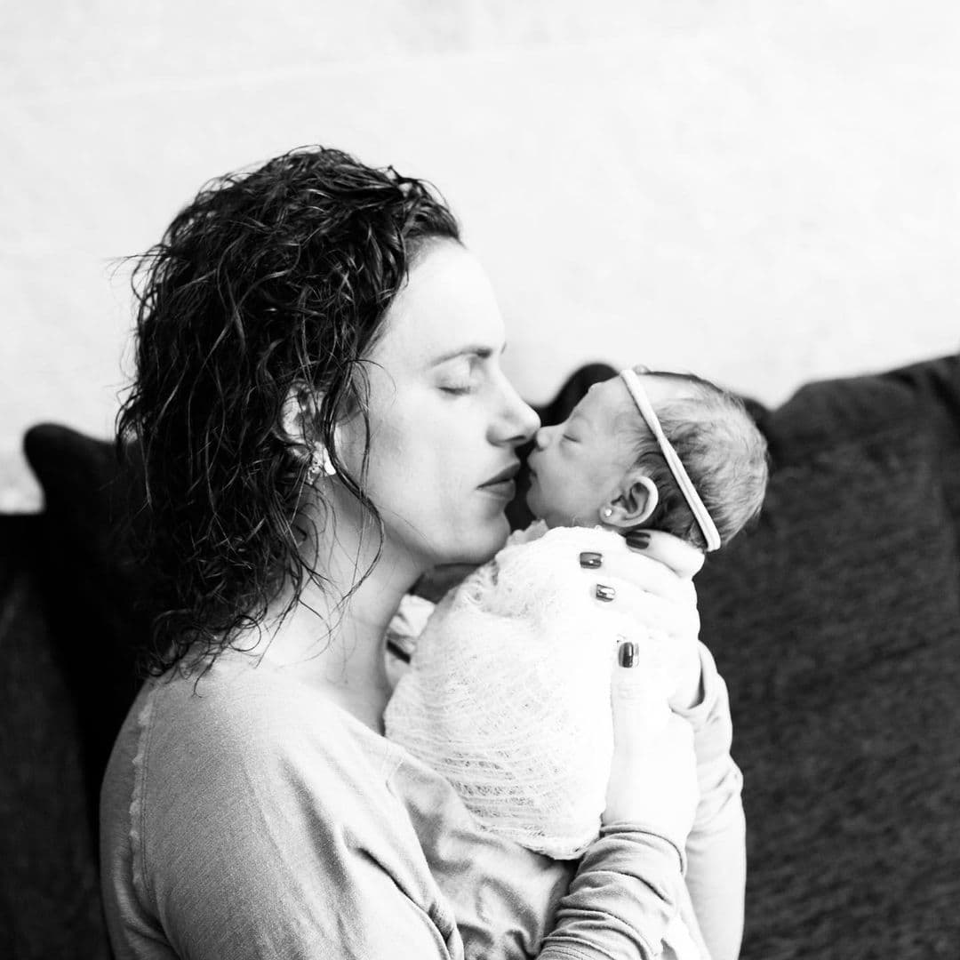 “Está idéntica a su madre”, “El vivo retrato de su mamá”, “Qué ojos”, “Idéntica a Arlett”, “Qué divina”, “¡Sus ojos!”, “Muero de amor”, “Es preciosa”, “Sus ojitos están hermosos”, “Chulada” y “Heredó los ojos de su mamá”, fueron algunos de los mensajes que aparecieron.