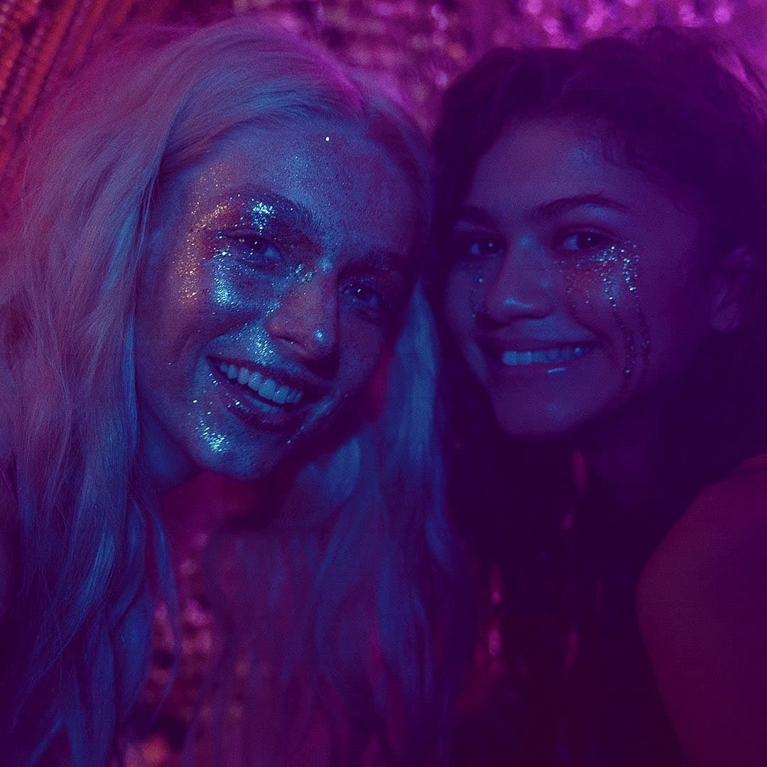 En Euphoria (2019), la maquillista Doniella Davy fue la responsable de crear el llamativo estilo, con el que se busca reflejar los sentimientos de cada personaje a través de este arte. Siendo el de Rue (Zendaya), uno de los más icónicos.