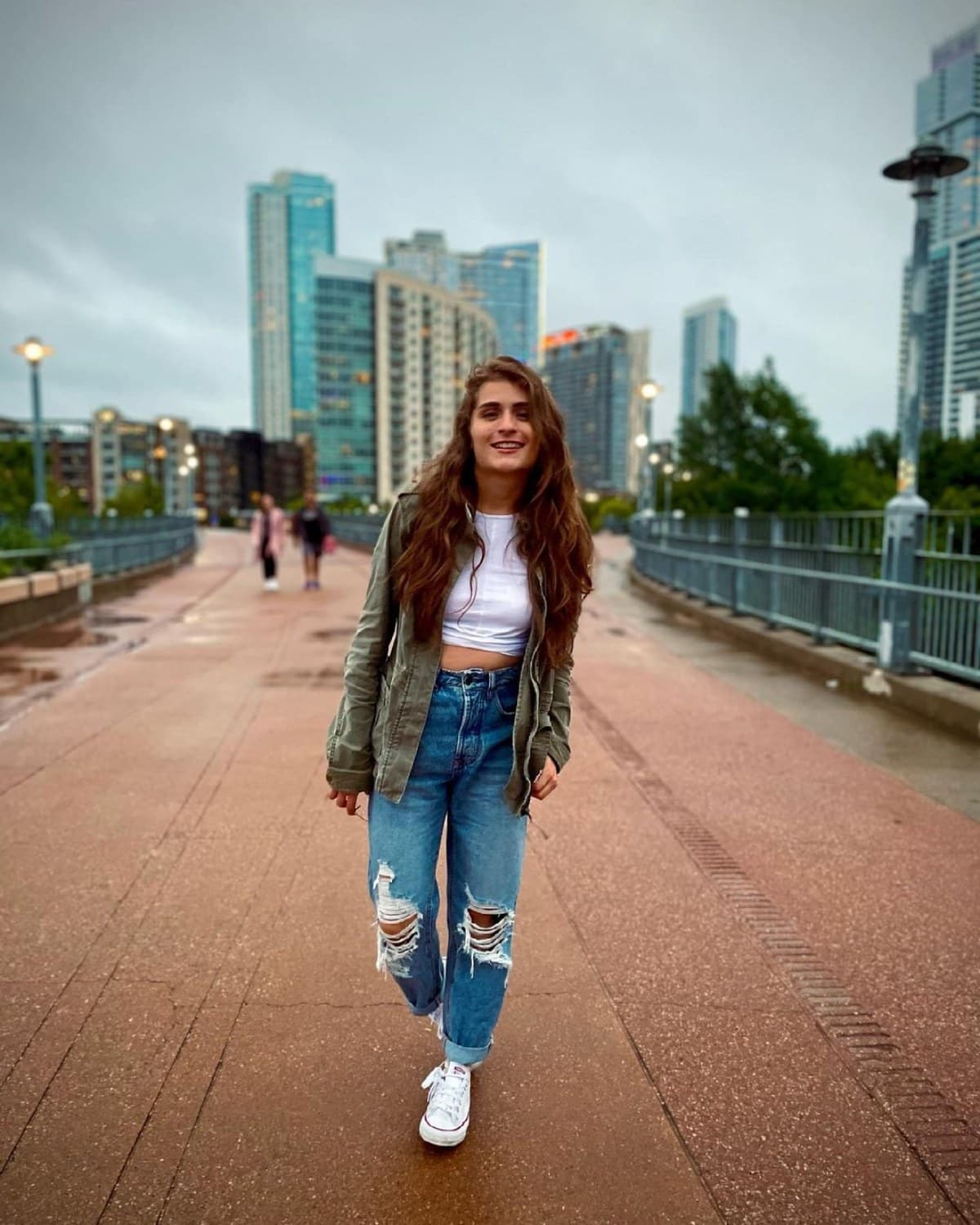 En redes sociales cuenta con más de 25.4 mil seguidores, con quienes comparte su pasión por la fotografía, viajes y muestra algunos detalles de su vida actual.