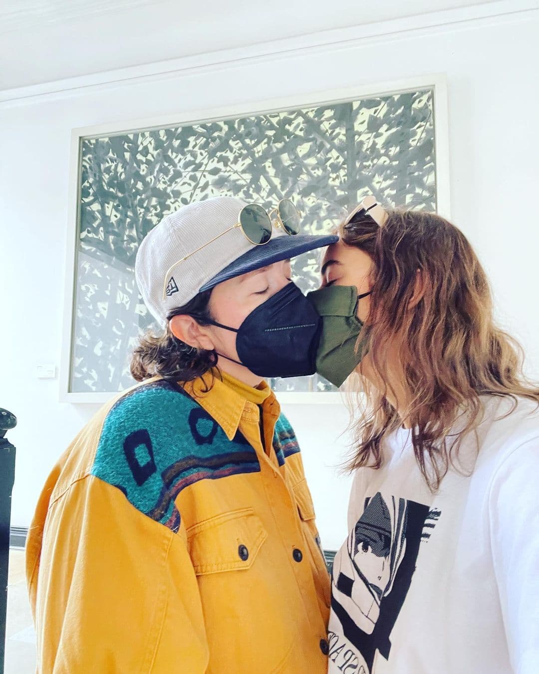 Pese a que la hija de Nailea Norvind se limitó a escribir ‘Vatite Presh’ en la postal, los rumores crecieron luego de que Ruzzi también publicara una foto con Tessa y Camila Sodi reaccionara con la frase: “Ayyyy cuñada hermosa”.