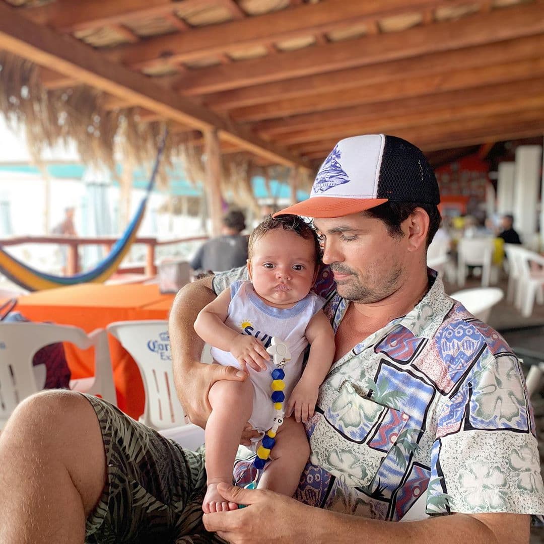 Ferdinando Valencia enternece con foto junto a su hijo Tadeo desde la regadera