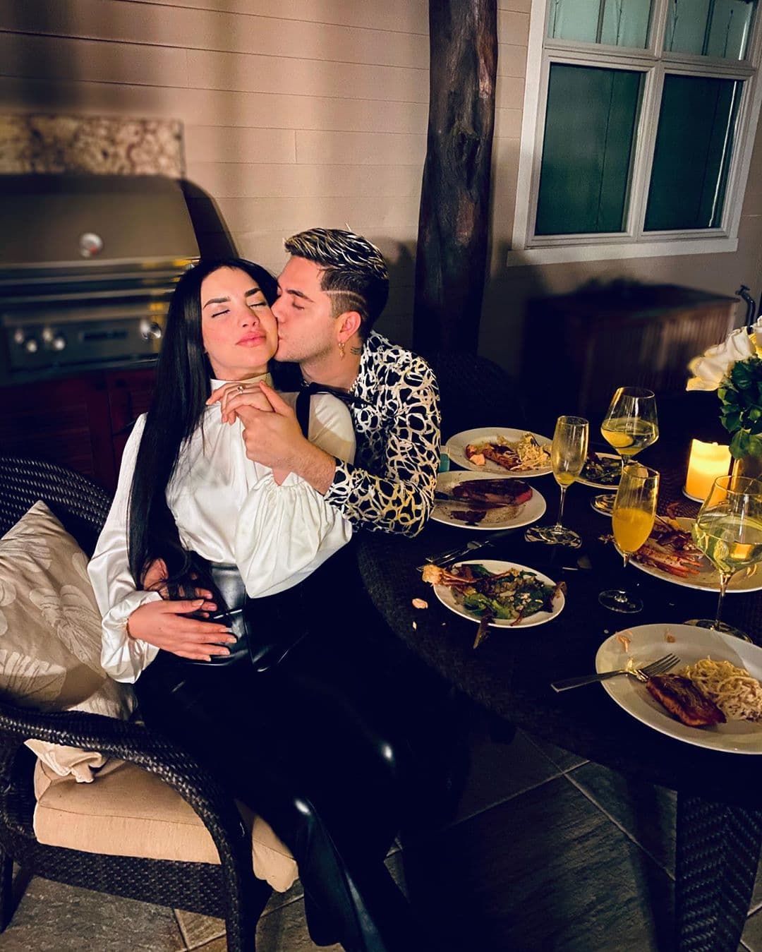 Kimberly Loaiza comenzó el 2020 con el pie derecho al anunciar su compromiso Juan de Dios Pantoja. A través de su cuenta oficial de Instagram, la youtuber compartió una romántica foto junto al padre de su hija del justo momento en que le propusieron matrimonio en Hawái.