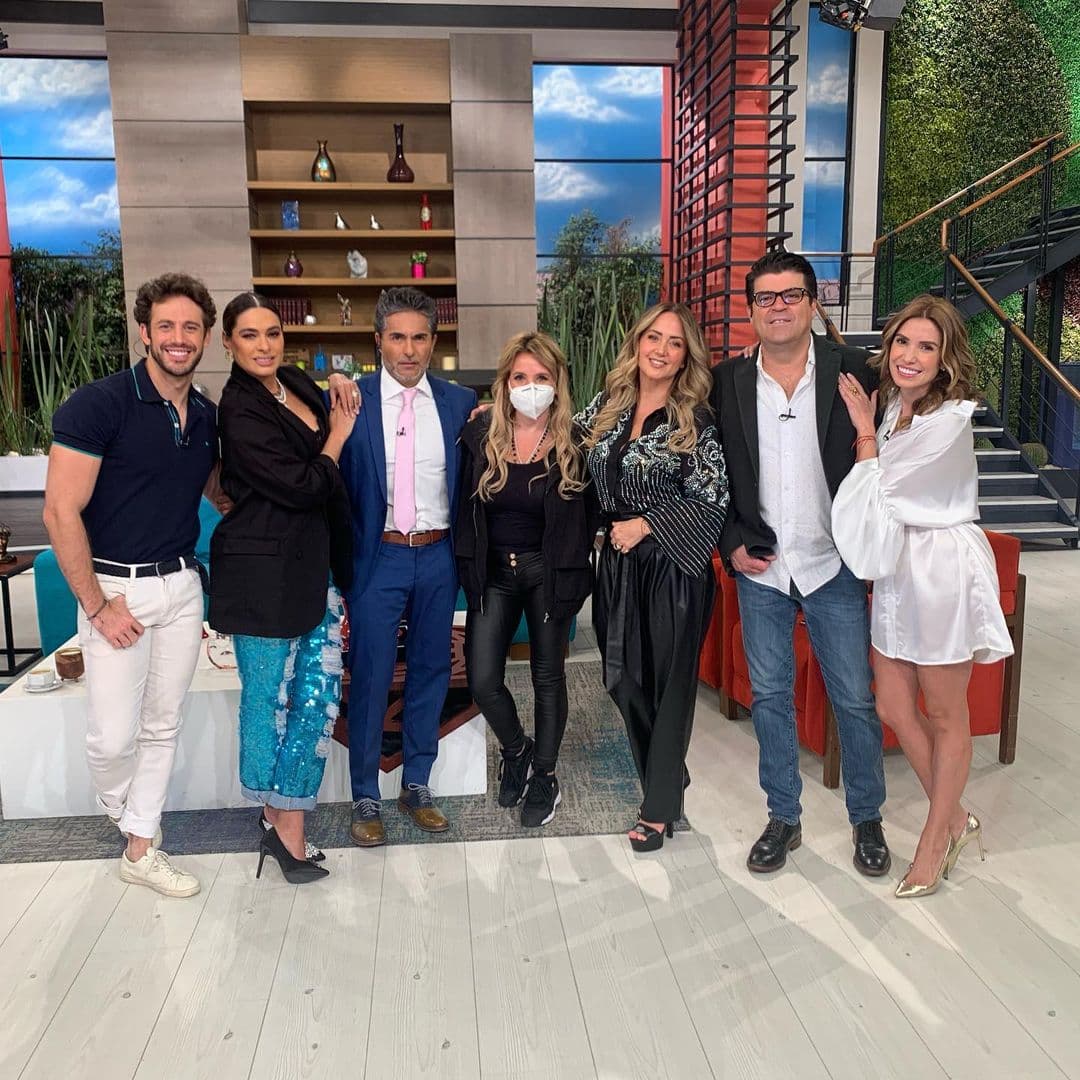 Con más de dos décadas de trayectoria, el Programa 'Hoy' se ha colocado como la emisión matutina más exitosa de la televisión mexicana. Sin embargo, a lo largo de sus casi 23 años al aire, diversos conductores han pasado por la emisión. A continuación, te contamos quiénes fueron los conductores del primer programa y quién es la única integrante que permanece hasta la actualidad.