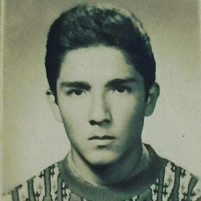 Fernando Reina nació el 6 de marzo de 1978 en Acapulco, Guerrero. Estudió la carrera de mercadotecnia y poco después obtuvo una maestría en Administración de Negocios Internacionales y Gestión de Políticas Públicas.