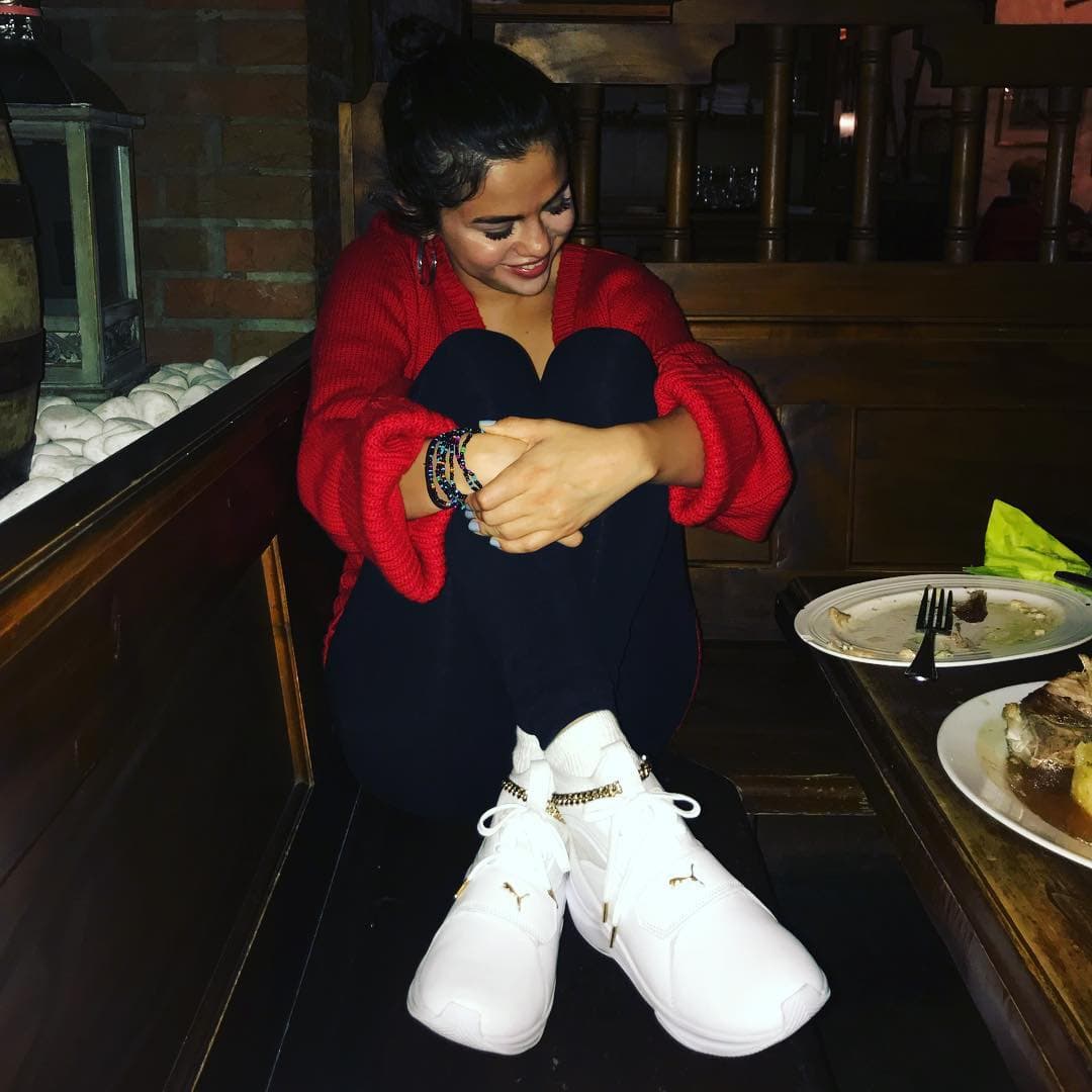 Finalmente, Selena Gomez realizó una transmisión en vivo desde Instagram y, sin mencionar nombres, expresó: “Me siento muy agradecida por cómo recibieron mi canción. Mucho, de verdad. Sin embargo, nunca aprobaré que las mujeres traten de destruir a otras mujeres. Esa jamás será mi forma de actuar, así que, por favor, sean amables”.