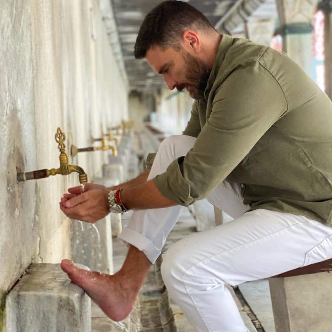 Incluso, el villano de ‘Por Amar Sin Ley’ mostró parte del ritual de lavado de pies. “La palabra ablución quiere decir el lavado de algunas partes del cuerpo antes de realizar la oración. Es un requisito previo que debe cumplirse, ya que de otro modo la oración no se considerará válida”, explicó.