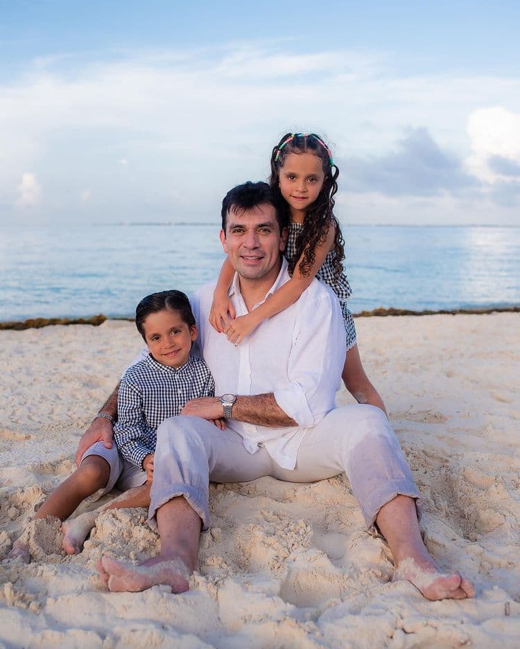 Desde que nacieron llamaron la atención en redes sociales por lucir idénticos a su famoso padre.