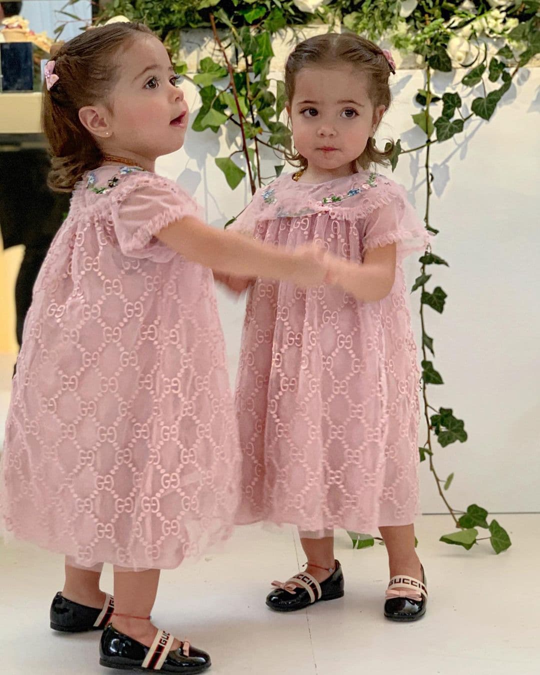 Las pequeñas nacieron dos años después de que la pareja contrajo nupcias. Fue el 14 de junio de 2017 que las gemelas completaron la familia Legarreta.