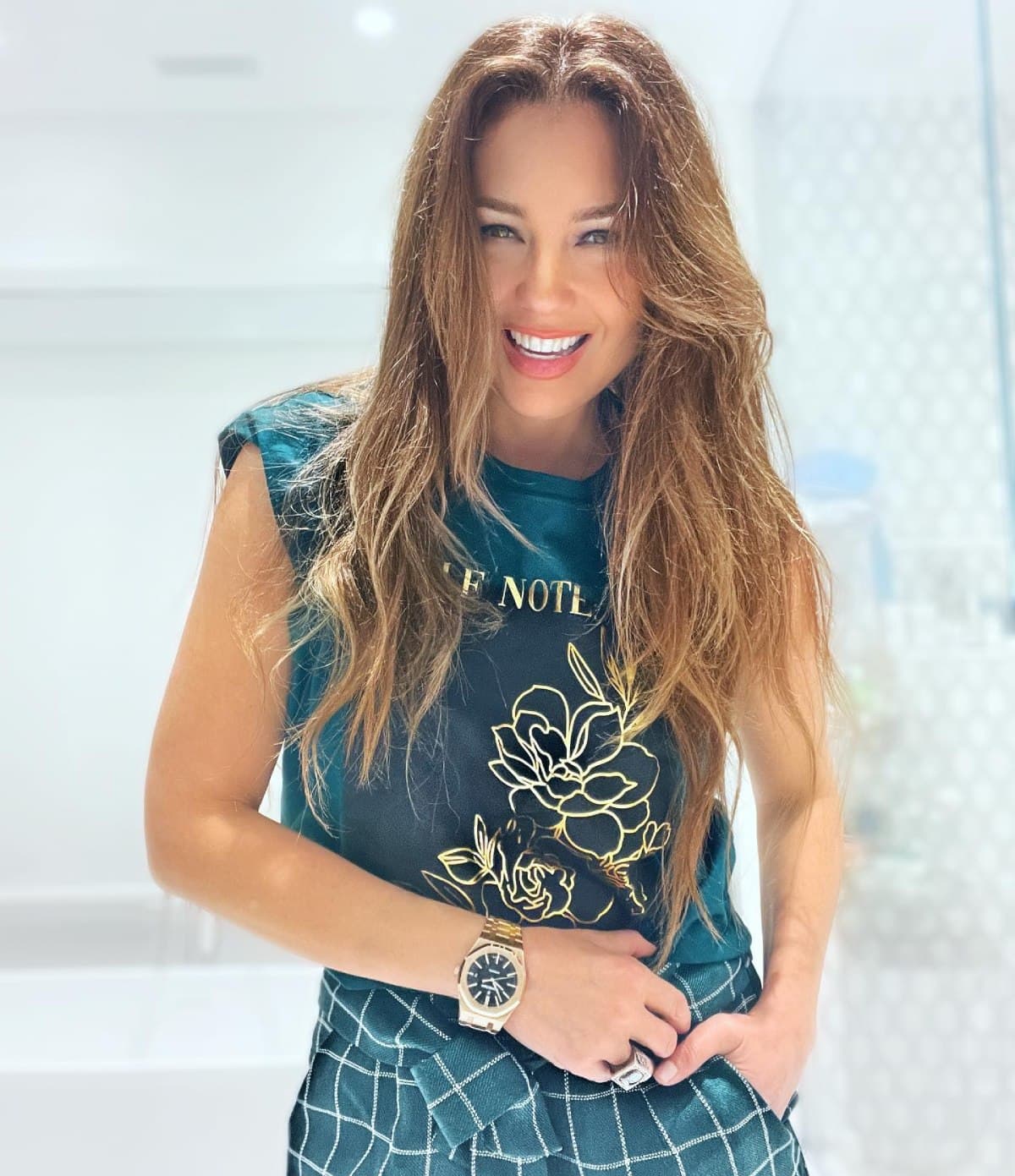 Thalía busca desesperada eliminar su papada, ¿cómo se la quitará?