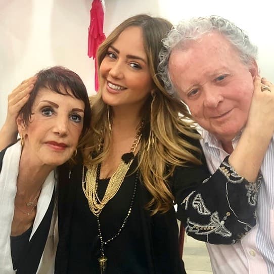 Andrea Legarreta rompe en llanto en pleno programa al dedicarle canción a su mamá: ‘La extraño mucho’