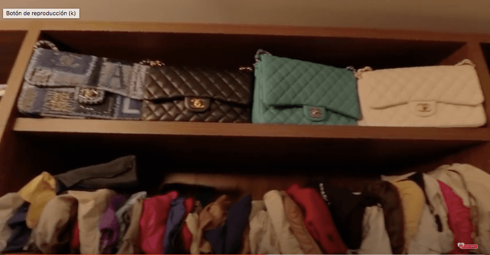 Esta área también mostró que la conductora tiene cuatro bolsas más de la marca Chanel.