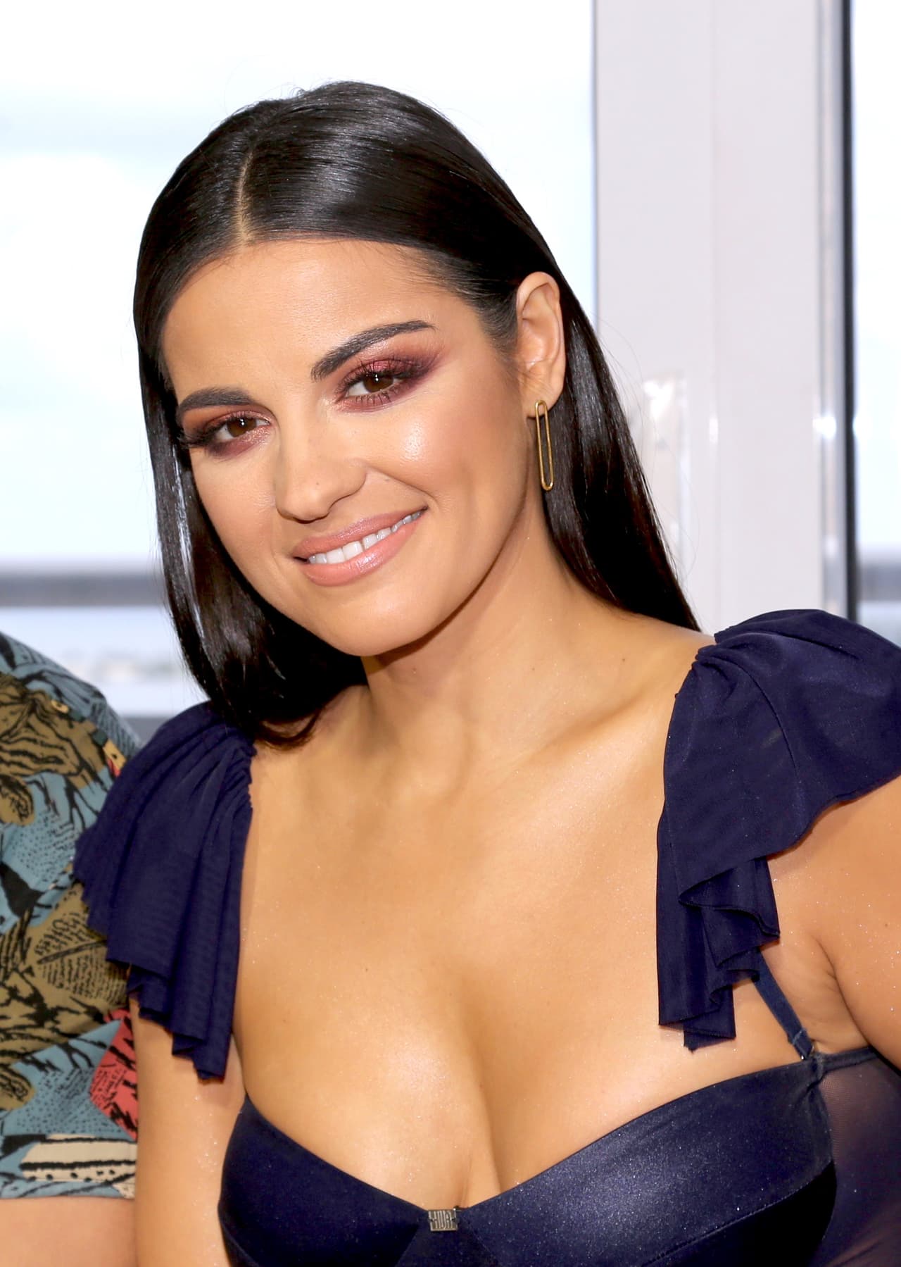 Maite Perroni presume hermosa pancita de embarazo en primaveral vestido