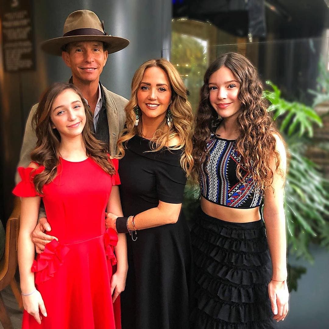 Andrea Legarreta publica foto junto a sus hijas en traje de baño desde la playa