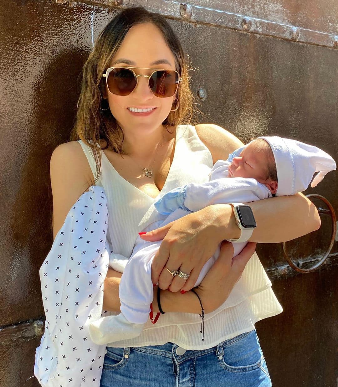 Por si fuera foto, Sherlyn no ha sido la única que ha publicado imágenes del recién nacido, pues su hermana Criselle también le regaló bellas diapositivas a los internautas. “Aquí casual, con mi tía favorita… @andrenuestrobebe @sobrino #tía #nenuco #pedacitodecielo #babyprince”, escribió al pie de una imagen en la que aparece cargando a su sobrino.