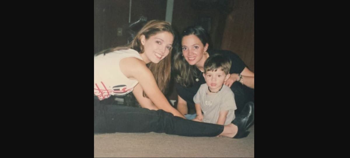 Y es que en las imágenes, Adela y Reyna parecen hasta gemelas, ya que dejan claro que heredaron los mismos rasgos faciales.