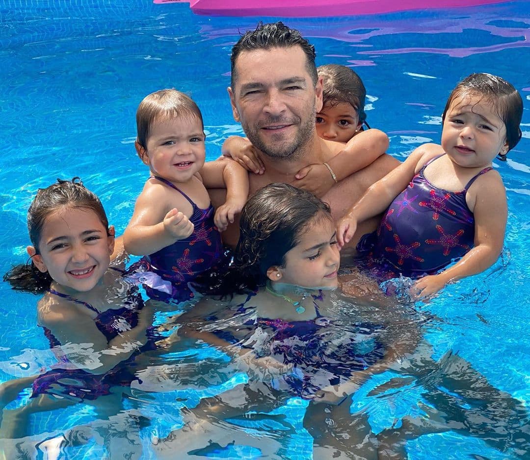 Carolina nació el 9 de julio de 2014. La pequeña es la segunda hija que Jacqueline Bracamontes procreó con Martín Fuentes, con quien tuvo a Jacky (su primogénita), Renata y las gemelas: Emilia y Paula.
