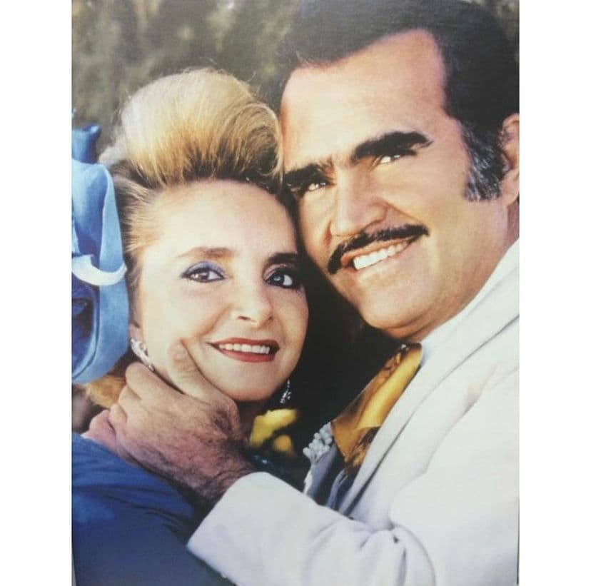 Cuquita resultó ser la hermana de uno de los amigos de Vicente Fernández, quien dispuesto a conquistar a esa "chaparrita caderona" la cortejó: le regaló una flor de laurel después de ir a misa, contó a ¡Hola! el cantante. Le pidió que fuera su novia y, finalmente, ella aceptó. Pero él tenía que regresar a perseguir sus sueños y terminó diciéndole: "Mejor búscate un novio porque yo no voy a poder estar aquí y allá y te voy a quitar tu tiempo".