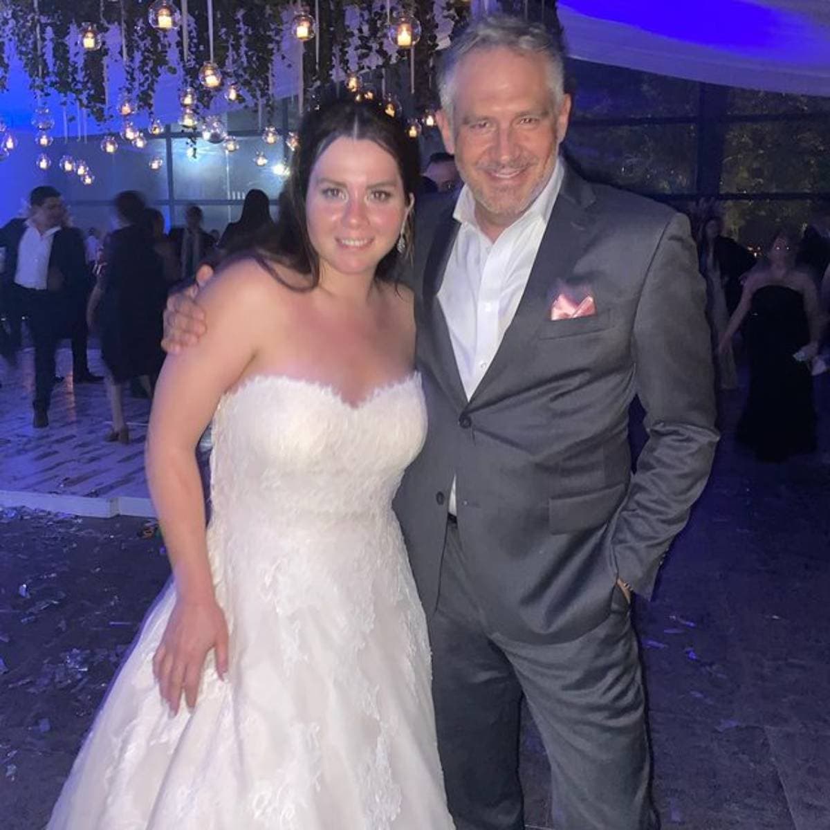 Arath de la Torre también tiene dos hermanos: Ulises de la Torre y Paty Villanueva, quien recientemente contrajo nupcias y lo mostró en redes sociales.
