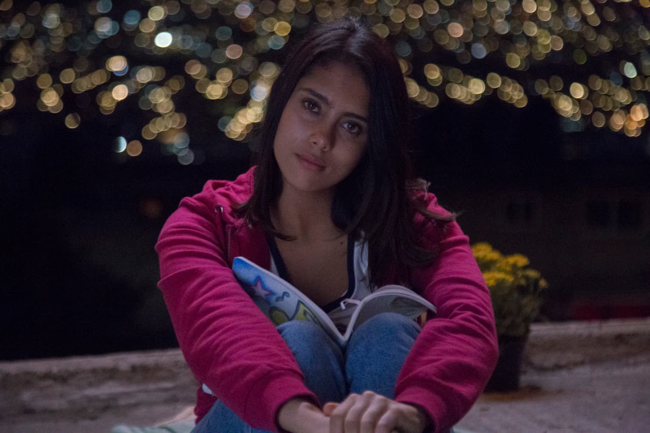 La actriz Renata Vaca es quien interpreta a la protagonista en su versión joven.