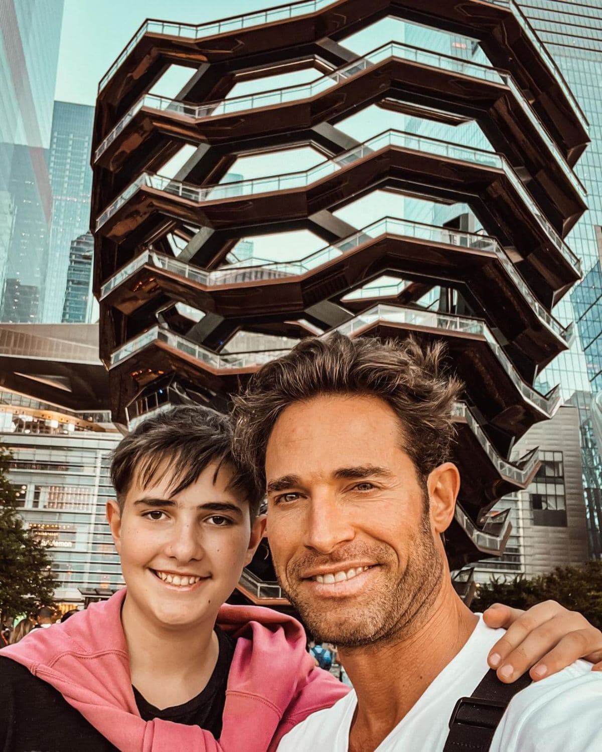 El actor mostró que ambos vieron el partido de México vs Arabia Saudita