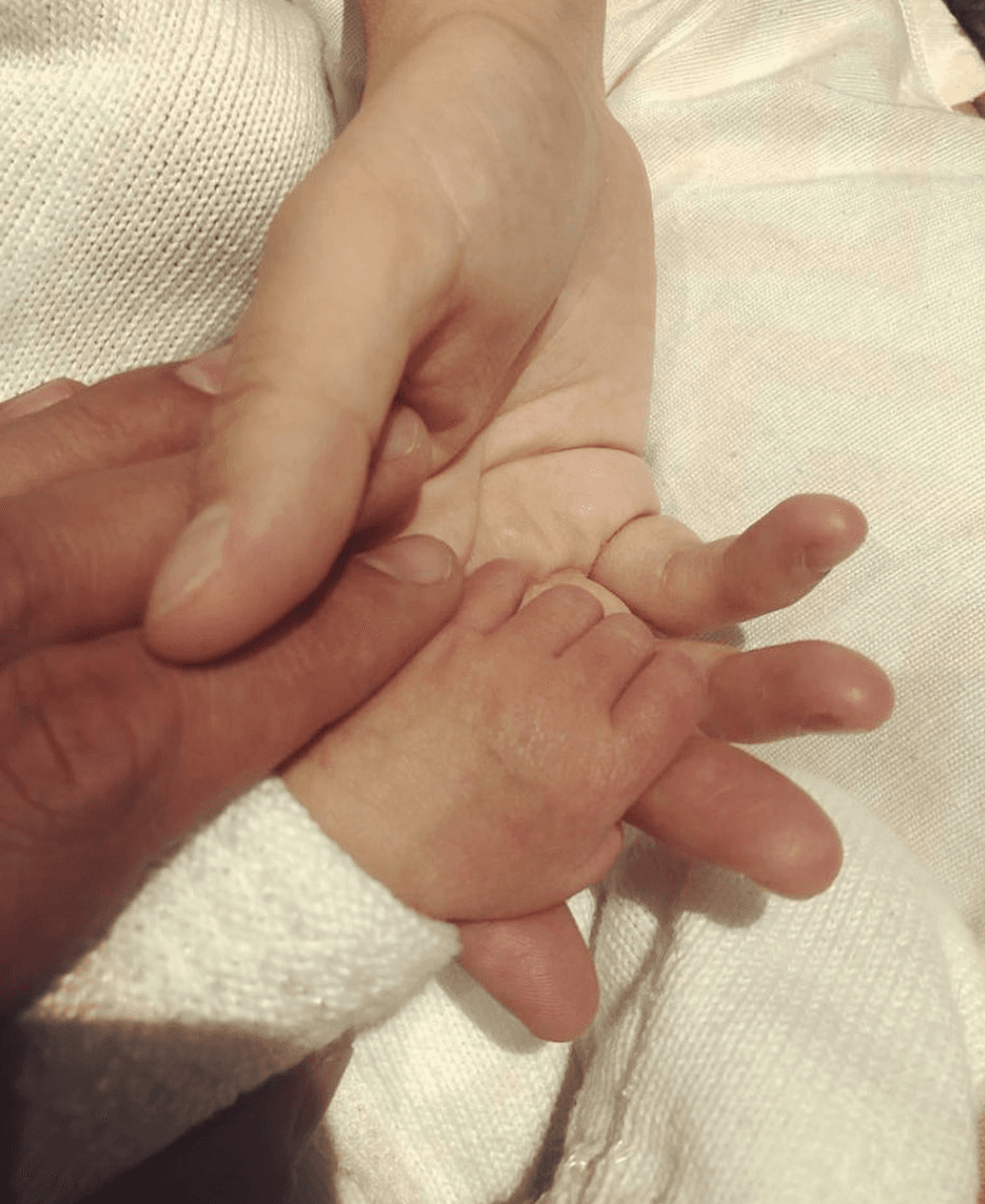 Dulce María anunció el nacimiento de su primera hija el pasado 3 de diciembre, fecha desde la que entonces no ha dejado de compartir fotografías de la bebé en redes sociales.