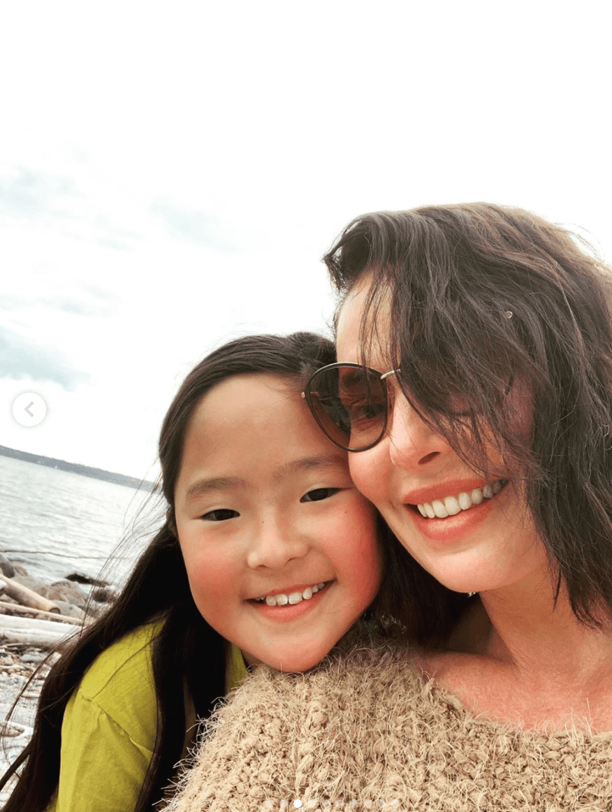 La actriz estadounidense 
<b>Katherine Heigl </b>y su esposo, primero decidieron adoptar dos niñas Naleigh y Adelaide y después tuvieron un hijo biológico. En varias entrevistas, ella ha revelado que fue un deseo que tenían antes de casarse, ya que creció con una hermana que fue adoptada en Corea.