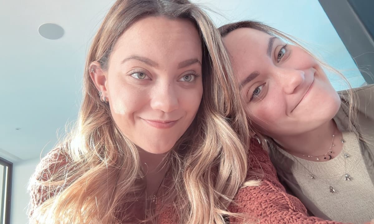 Kristel Casteele posó, como pocas veces, junto a su hermana gemela