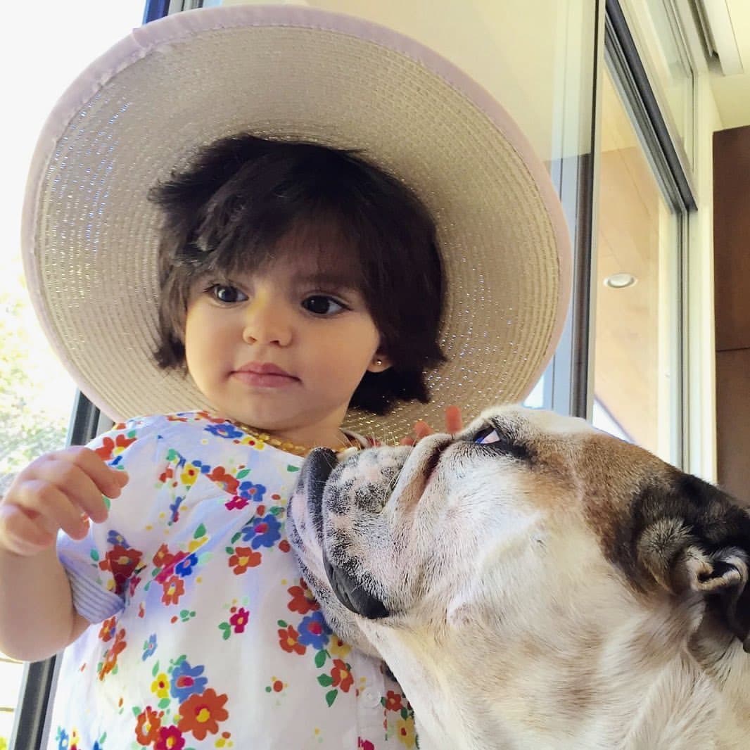 La hija más pequeña del comediante no solo llamó la atención por las imágenes, también por el gran parecido físico, que desde bebé, mostró tanto con su padre, su hermana y su fallecida abuela Silvia Derbez.