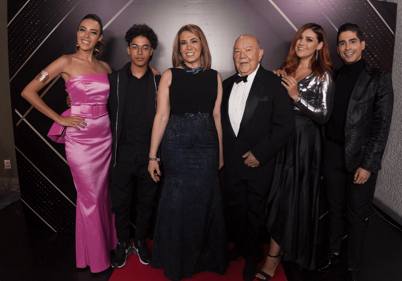 Productora, elenco base y conductores digitales de 'Como dice el dicho' se reunieron la noche de los Premios TVyNovelas 2020 para hacer una exclusiva alfombra roja con sus mejores atuendos.