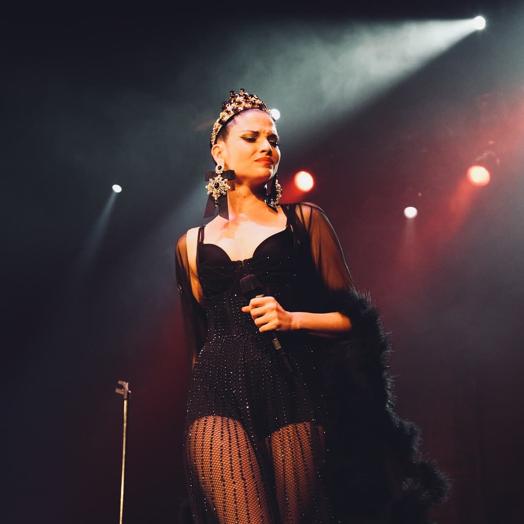 Después formó su carrera en solitario, consagrándose como una de las cantantes más sobresalientes de los últimos años.