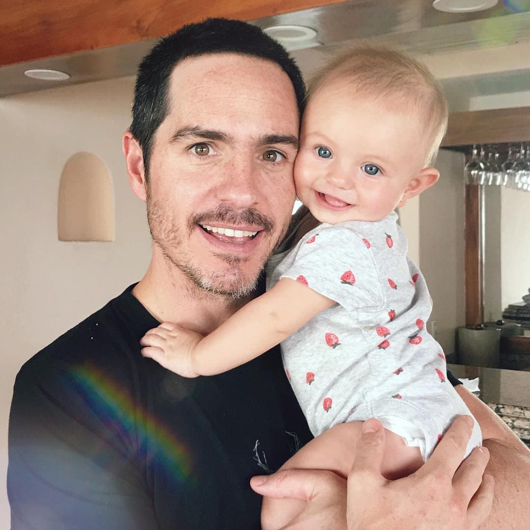 Tras mucha expectativa y rumores, Ochmann anunció el nacimiento de Kailani el 26 de febrero de 2018 con una fotografía de las huellitas de la bebé. "Nació ayer, gracias @Aislinnderbez por esta bebé hermosa. ¡Estamos muy felices!", precisó en Instagram.