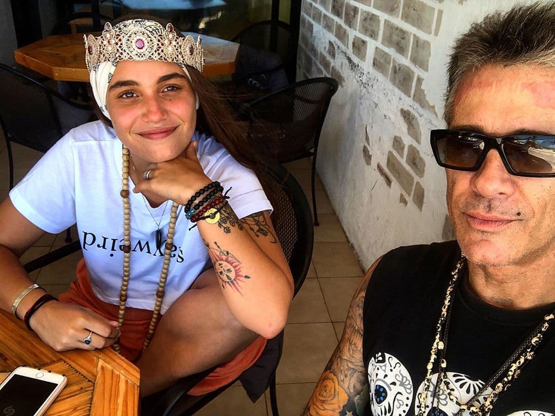 “Nos conocimos en Tulum, de hecho, yo le había dado un ride a su mejor amiga y ella estaba parada atrás de mi descalza como yo. Éramos los únicos descalzos en el lugar y nos conectamos”, agregó.