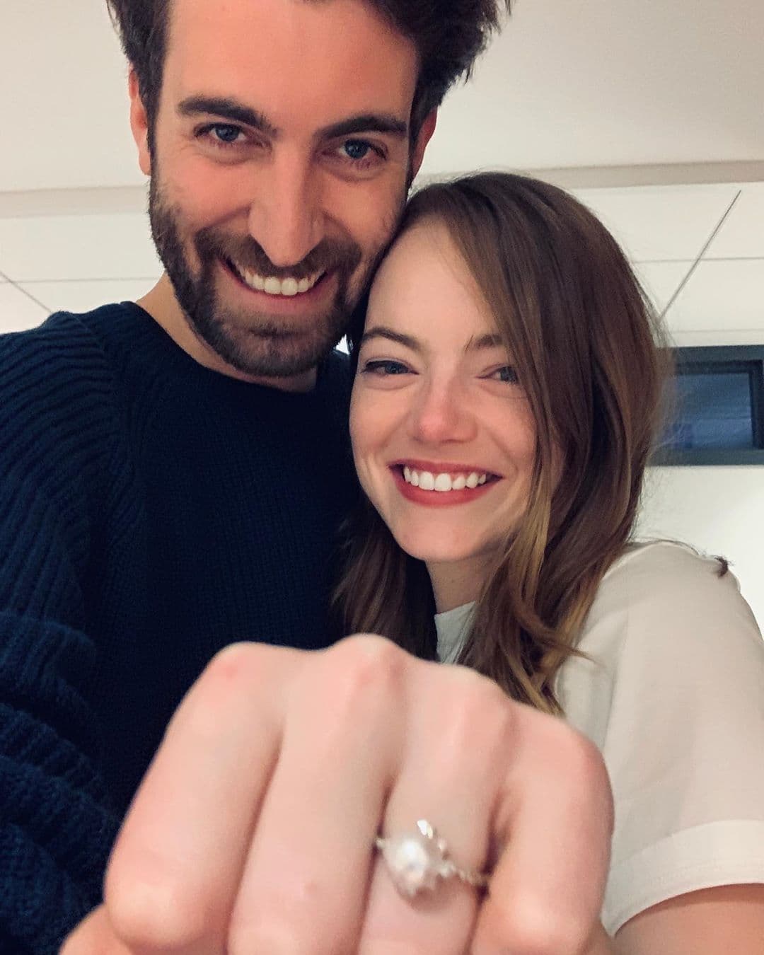 La actriz Emma Stone postergó su boda con el guionista Dave McCary a causa del COVID-19. La pareja, que se comprometió a finales de 2019, se casaría a principios de marzo, pero de acuerdo con Page Six optaron por suspender la boda y hasta el momento no tienen una nueva fecha para el enlace.
